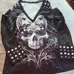Skull Graphic V-Neck Long Sleeve Top - Black & White. Sz Med/lrg